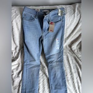 Light blue no rips Levi’s jeans